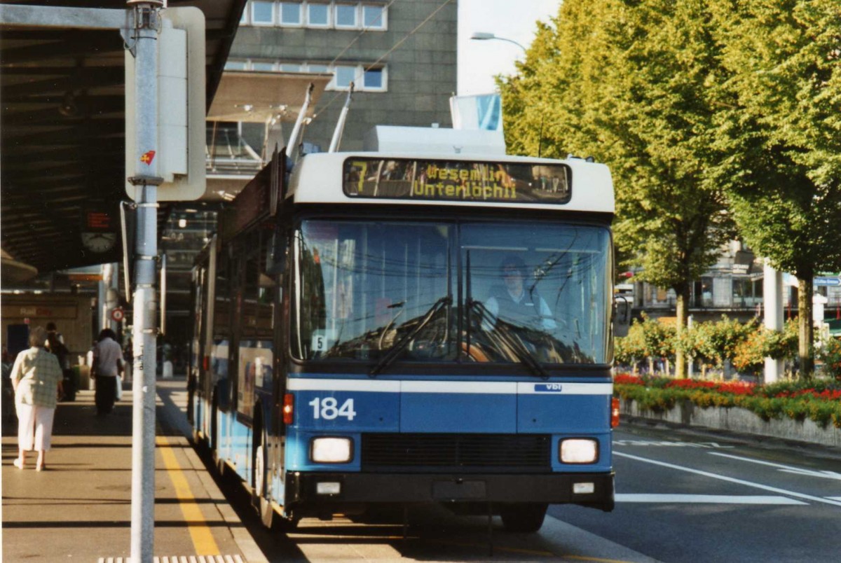 (119'627) - VBL Luzern - Nr. 184 - NAW/Hess Gelenktrolleybus am 15. August 2009 beim Bahnhof Luzern