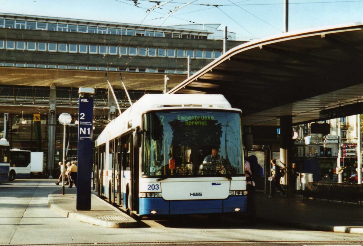 (119'705) - VBL Luzern - Nr. 203 - Hess/Hess Gelenktrolleybus am 15. August 2009 beim Bahnhof Luzern