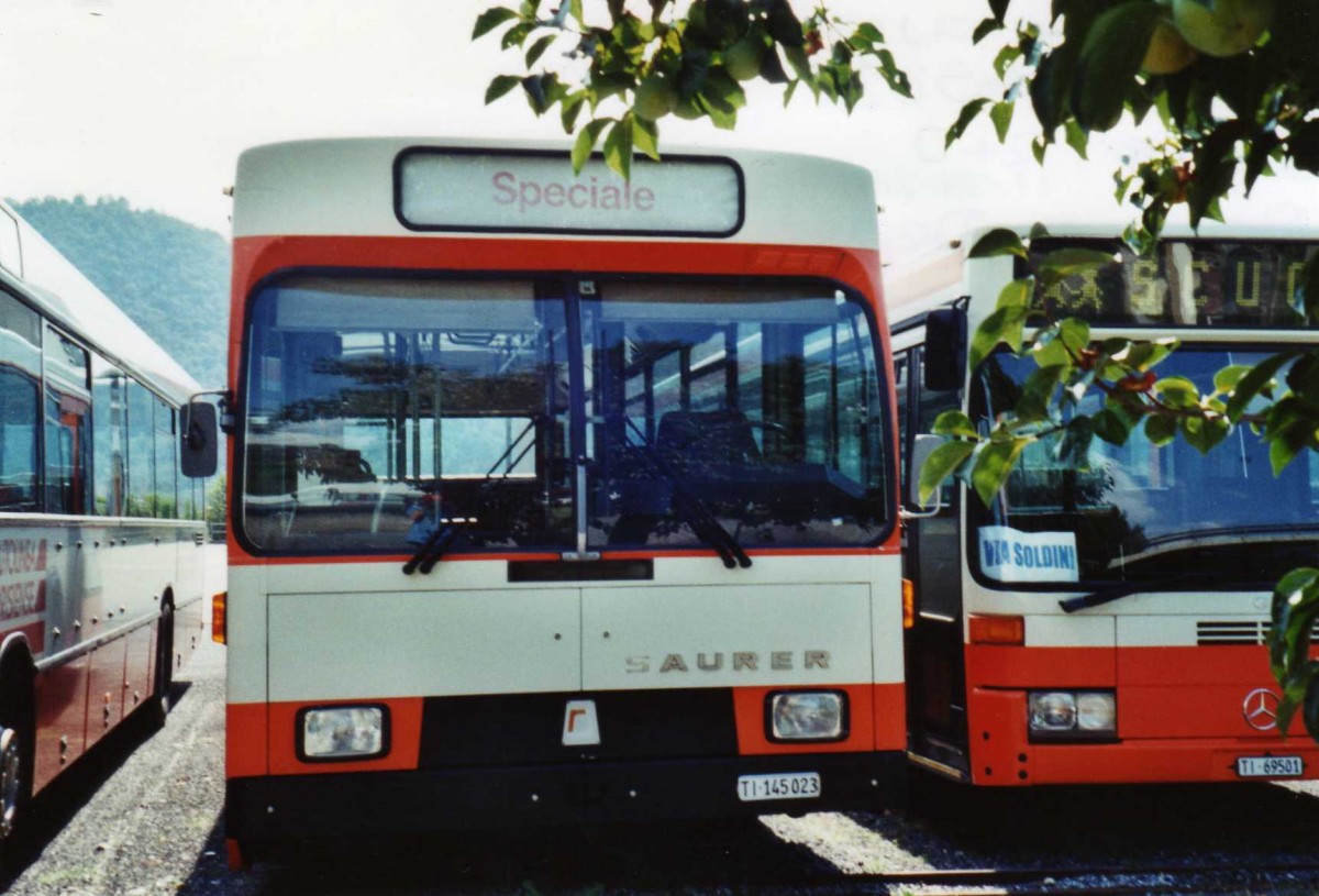 (121'103) - AMSA Chiasso - Nr. 13/TI 145'023 - Saurer/R&J am 12. September 2009 in Balerna, Garage