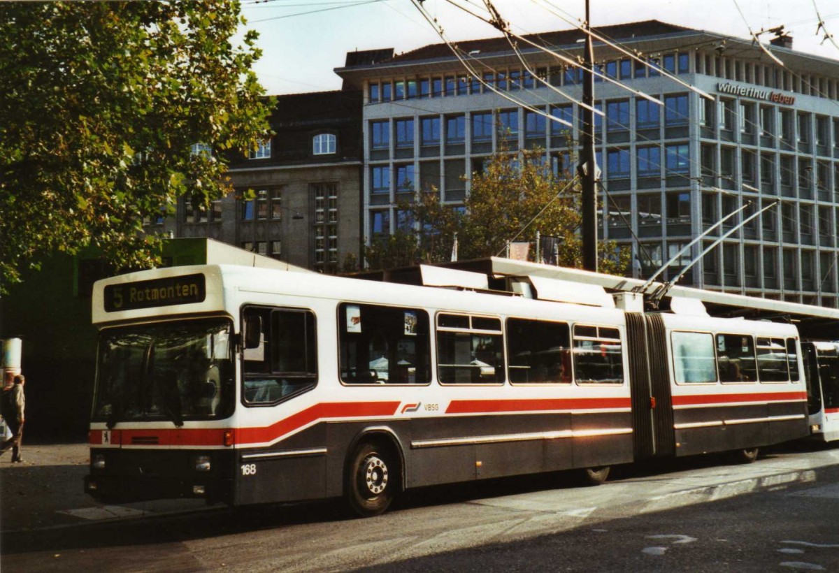 (121'324) - VBSG St. Gallen - Nr. 168 - NAW/Hess Gelenktrolleybus am 23. September 2009 beim Bahnhof St. Gallen