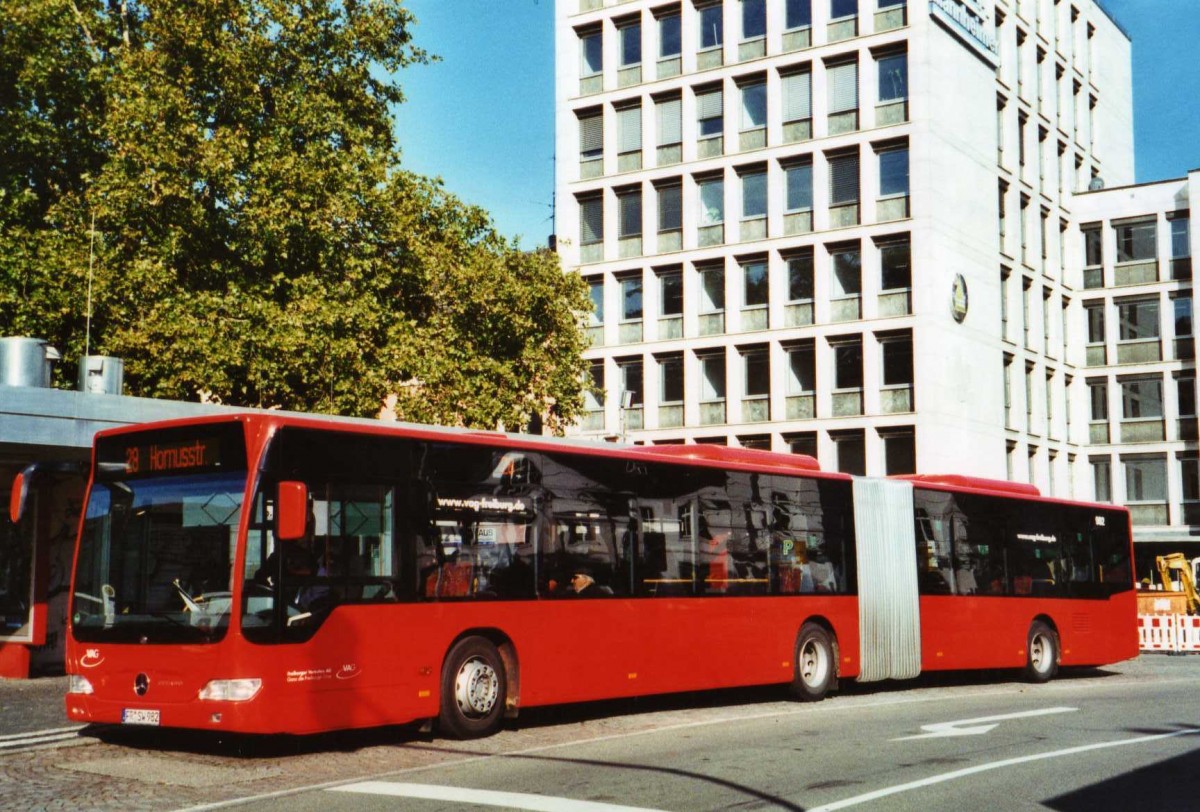 (121'536) - VAG Freiburg - Nr. 982/FR-SW 982 - Mercedes am 20. Oktober 2009 in Freiburg, Siegesdenkmal