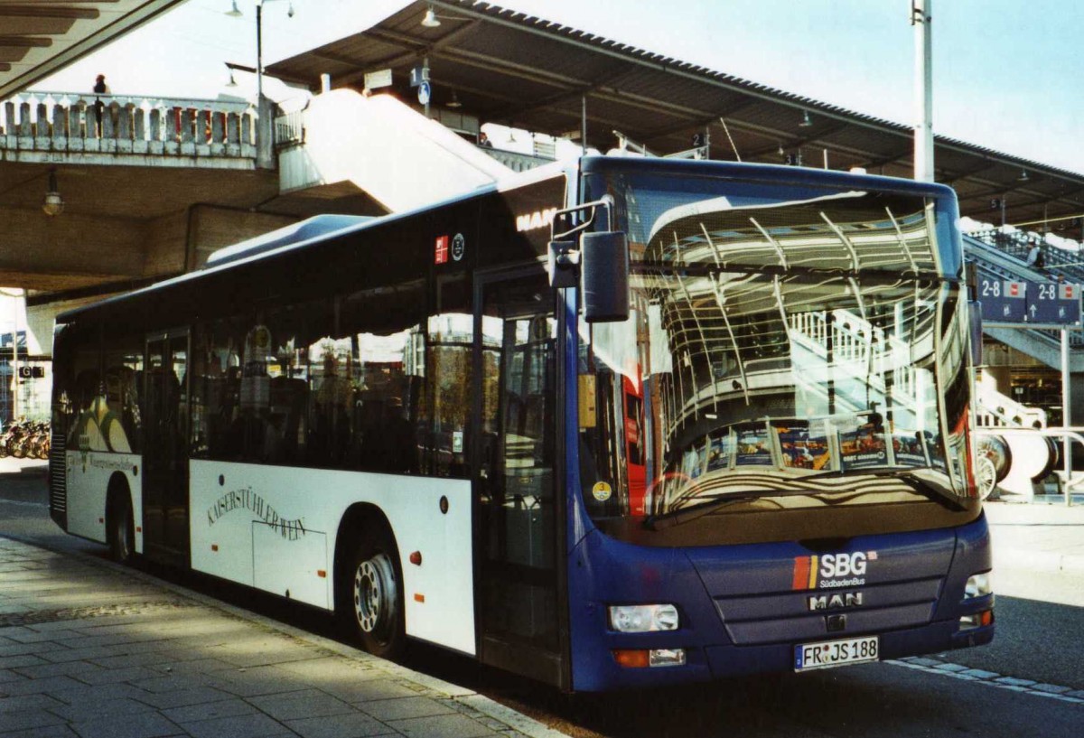 (121'610) - SBG Freiburg - FR-JS 188 - MAN am 20. Oktober 2009 beim Bahnhof Freiburg