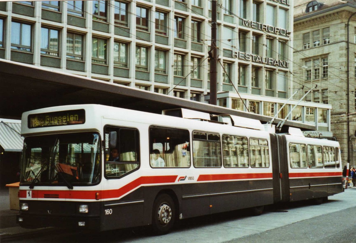 (121'624) - VBSG St. Gallen - Nr. 160 - NAW/Hess Gelenktrolleybus am 21. Oktober 2009 beim Bahnhof St. Gallen