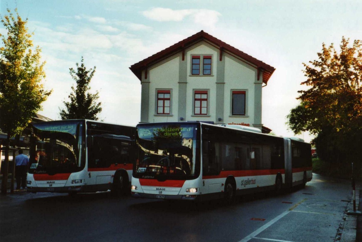 (121'636) - St. Gallerbus, St. Gallen - Nr. 295/SG 198'295 - MAN am 24. Oktober 2009 beim Bahnhof Goldach