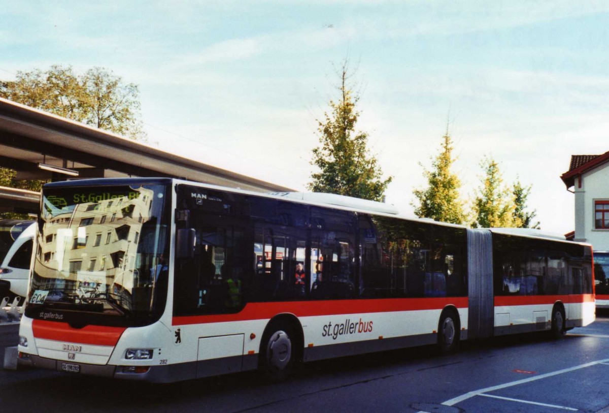 (121'709) - St. Gallerbus, St. Gallen - Nr. 282/SG 198'282 - MAN am 24. Oktober 2009 beim Bahnhof Goldach