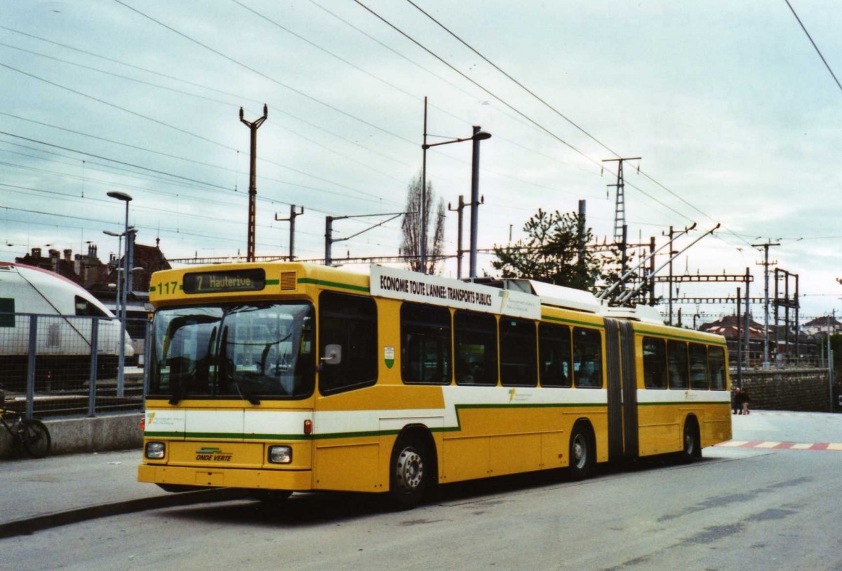 (122'515) - TN Neuchtel - Nr. 117 - NAW/Hess Gelenktrolleybus am 5. Dezember 2009 beim Bahnhof Neuchtel