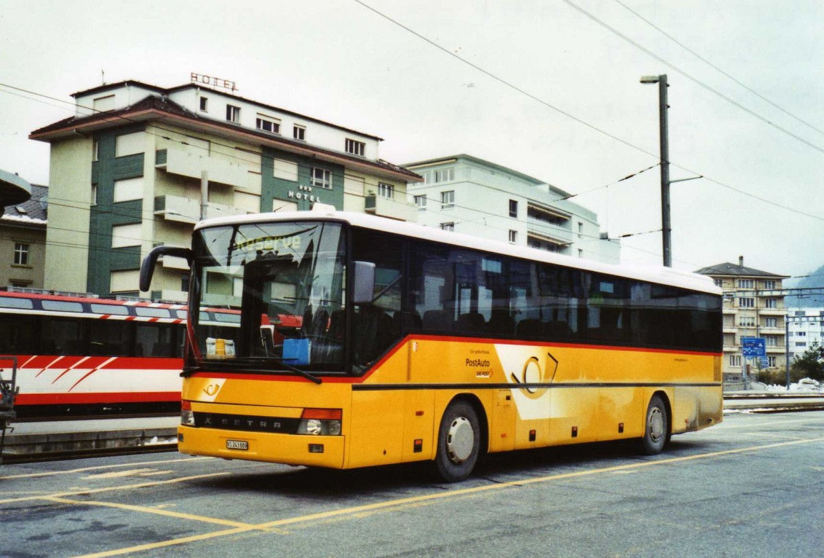 (122'725) - PostAuto Wallis - VS 243'889 - Setra (ex P 26'028) am 12. Dezember 2009 beim Bahnhof Brig