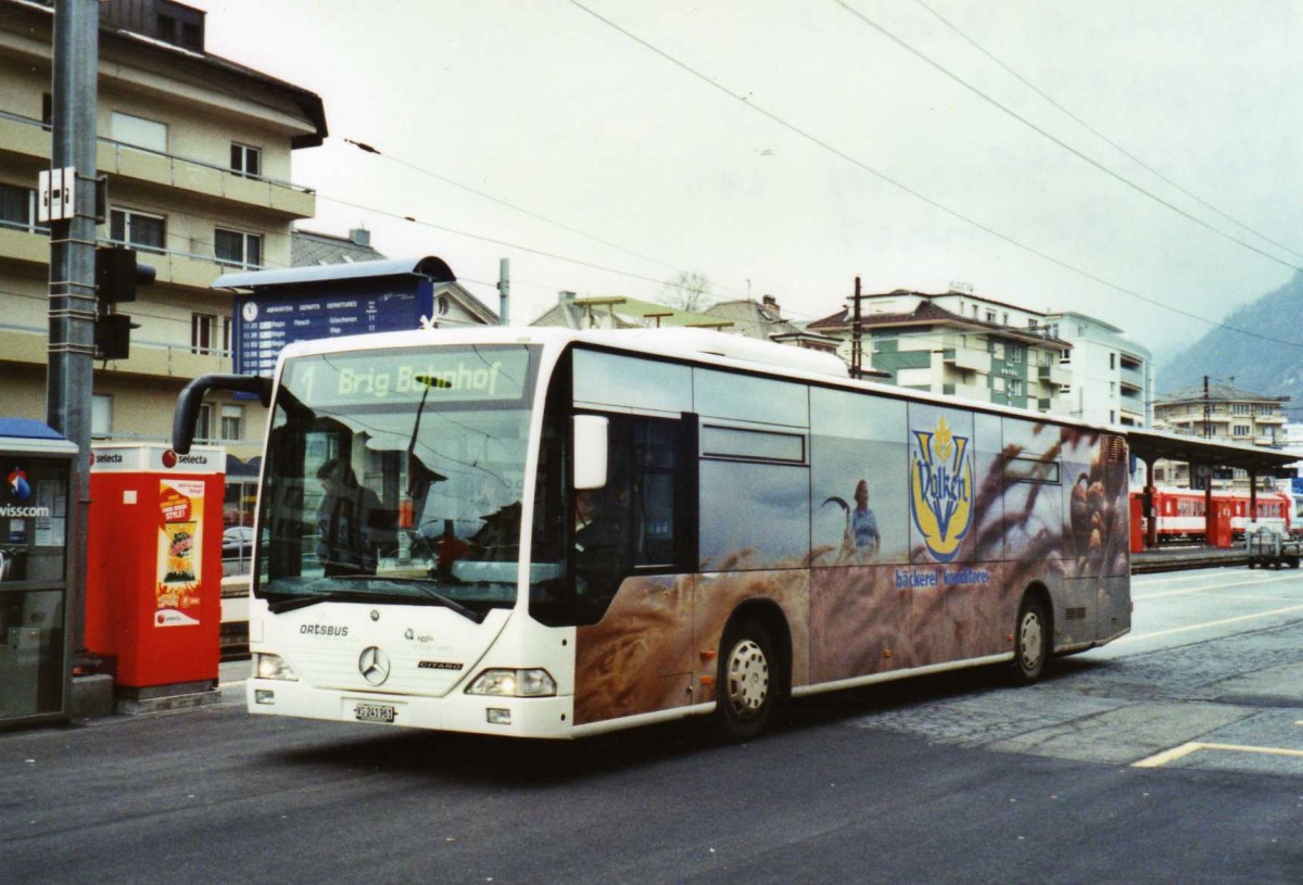 (122'731) - PostAuto Wallis - VS 241'961 - Mercedes am 12. Dezember 2009 beim Bahnhof Brig