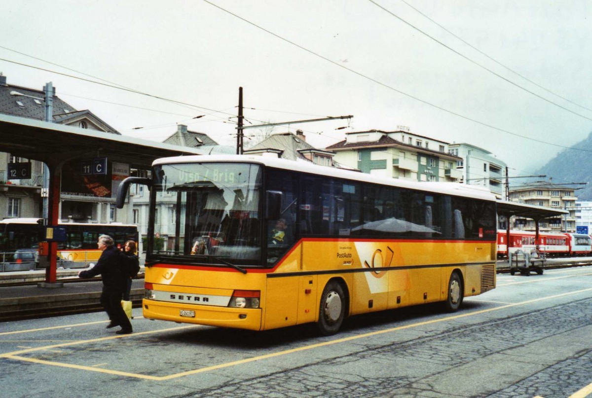 (122'732) - PostAuto Wallis - VS 241'977 - Setra am 12. Dezember 2009 beim Bahnhof Brig