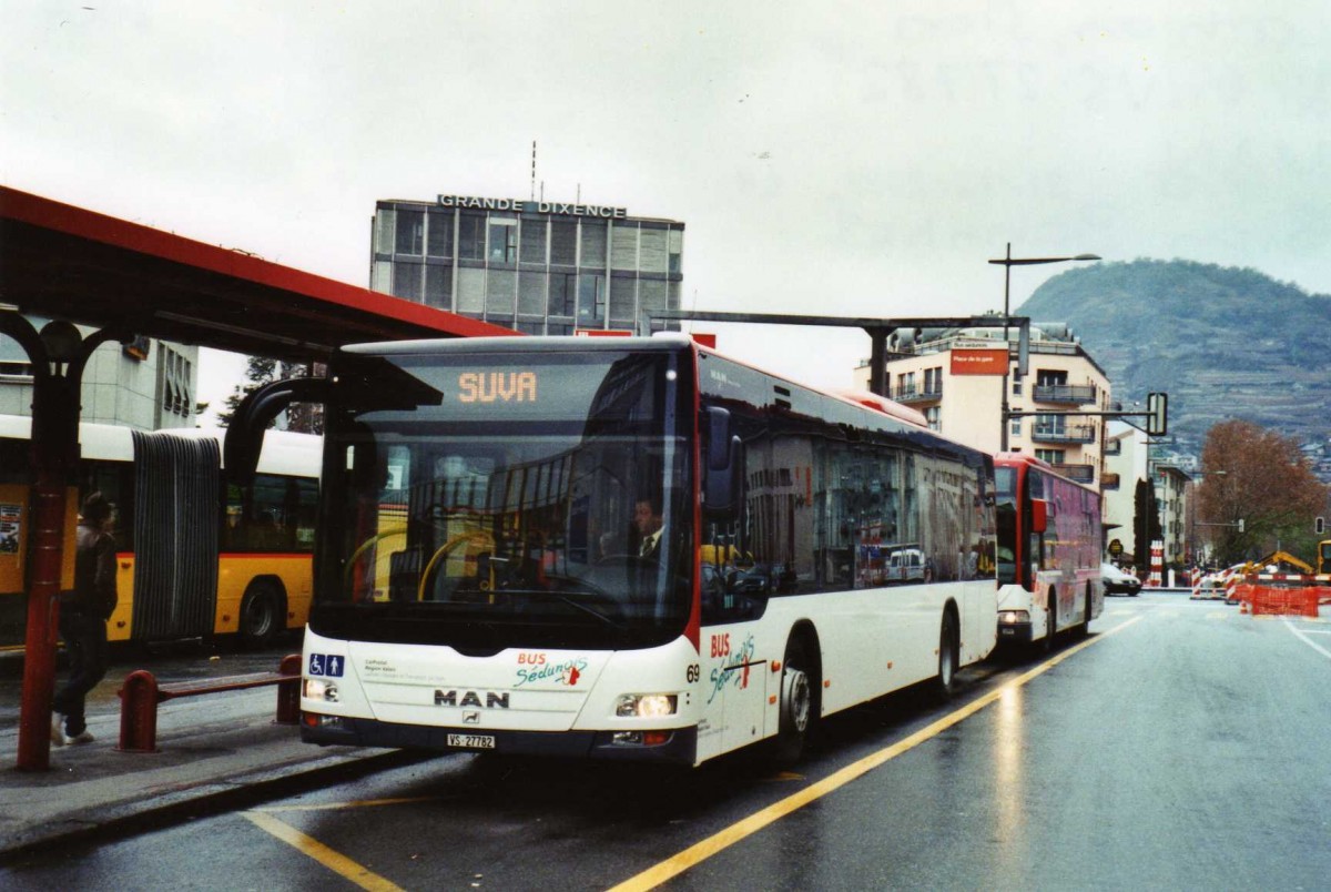 (122'803) - Lathion, Sion - Nr. 69/VS 27'782 - MAN am 12. Dezember 2009 beim Bahnhof Sion