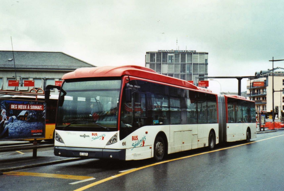 (122'814) - Lathion, Sion - Nr. 66/VS 12'670 - Van Hool am 12. Dezember 2009 beim Bahnhof Sion