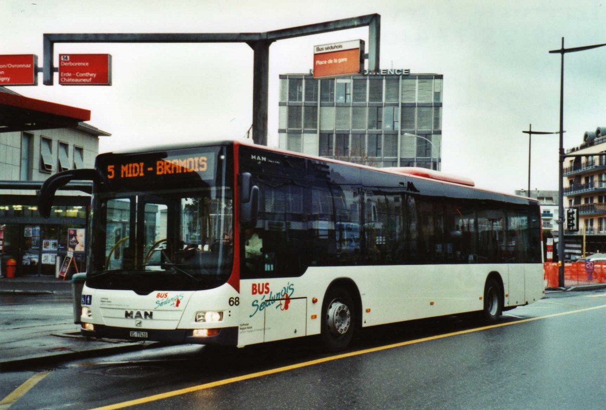 (122'816) - Lathion, Sion - Nr. 68/VS 77'410 - MAN am 12. Dezember 2009 beim Bahnhof Sion