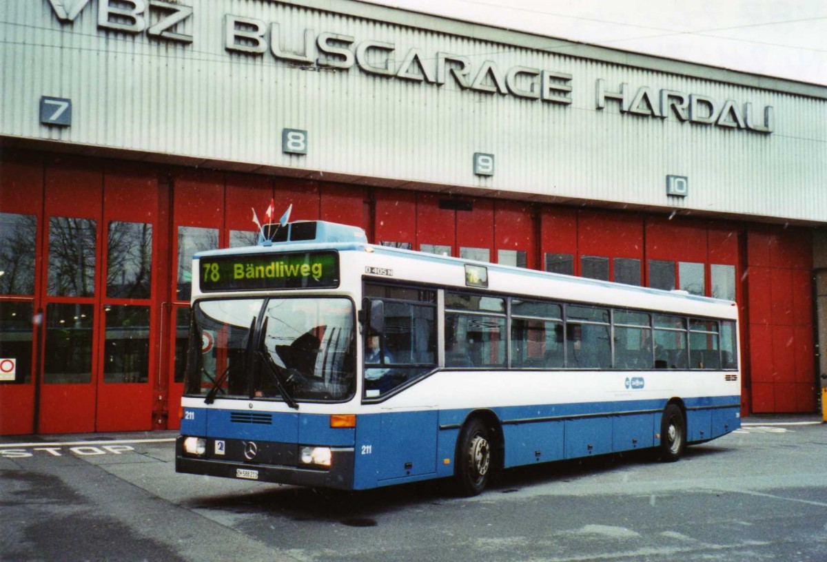 (122'923) - VBZ Zrich - Nr. 211/ZH 588'211 - Mercedes am 13. Dezember 2009 in Zrich, Garage Hardau