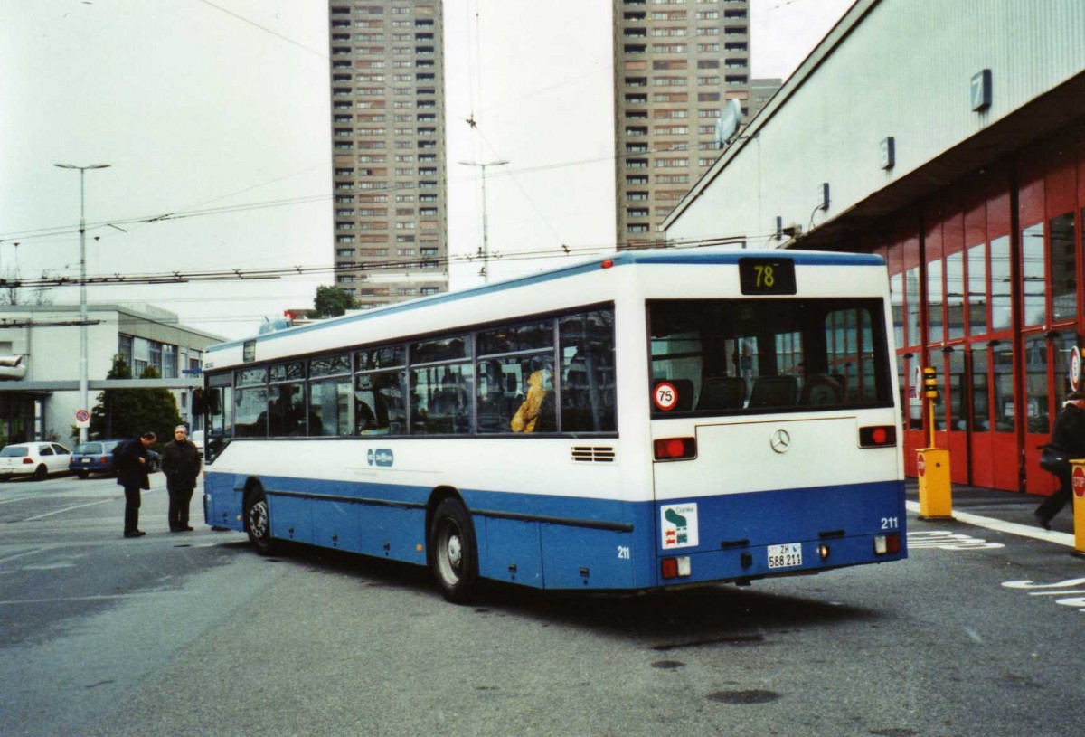 (122'925) - VBZ Zrich - Nr. 211/ZH 588'211 - Mercedes am 13. Dezember 2009 in Zrich, Garage Hardau