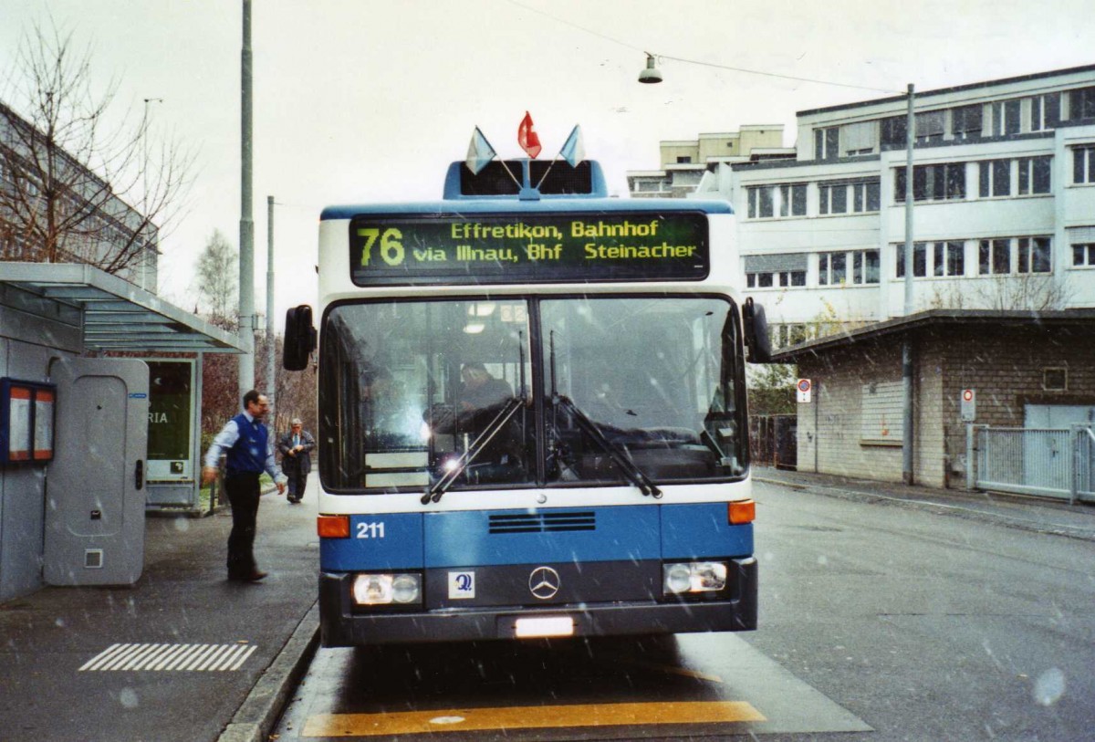 (123'009) - VBZ Zrich - Nr. 211/ZH 588'211 - Mercedes am 13. Dezember 2009 in Binz, Center