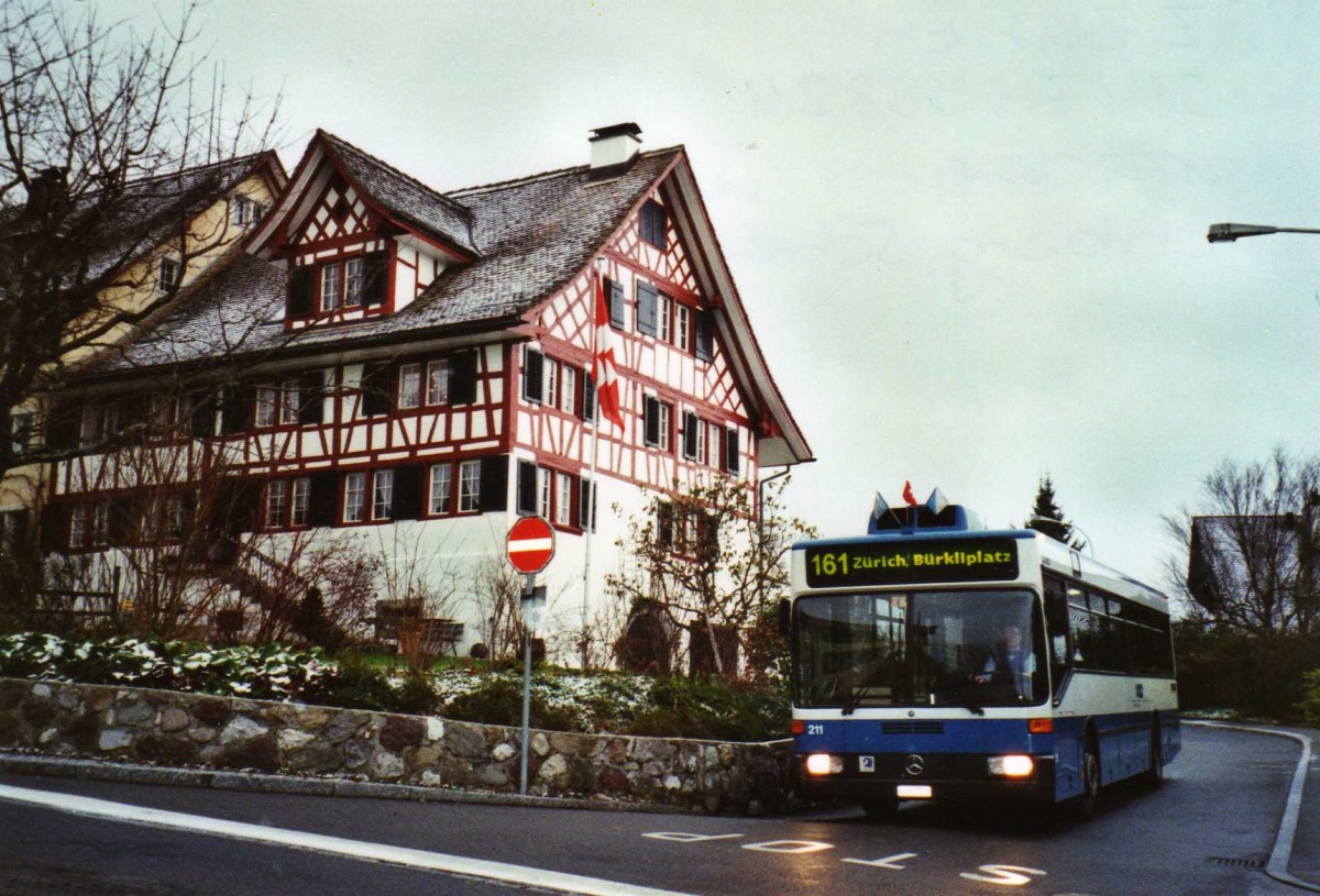 (123'021) - VBZ Zrich - Nr. 211/ZH 588'211 - Mercedes am 13. Dezember 2009 in Kilchberg, Scheune im Hof