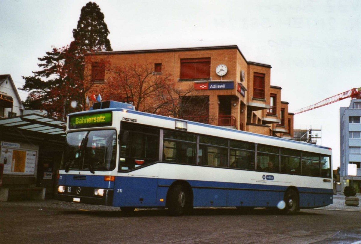 (123'023) - VBZ Zrich - Nr. 211/ZH 588'211 - Mercedes am 13. Dezember 2009 beim Bahnhof Adliswil