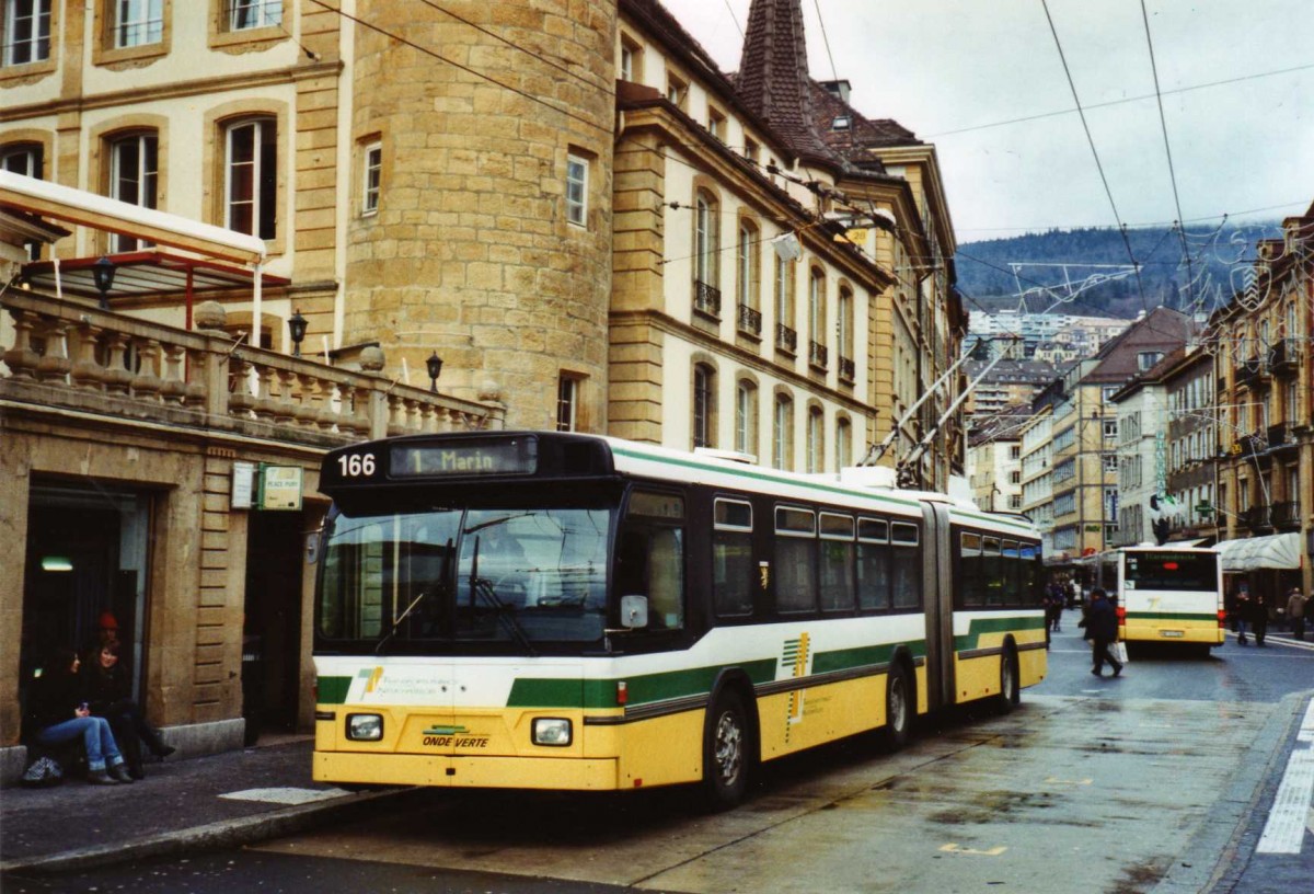 (123'329) - TN Neuchtel - Nr. 166 - FBW/Hess Gelenktrolleybus am 23. Dezember 2009 in Neuchtel, Place Pury