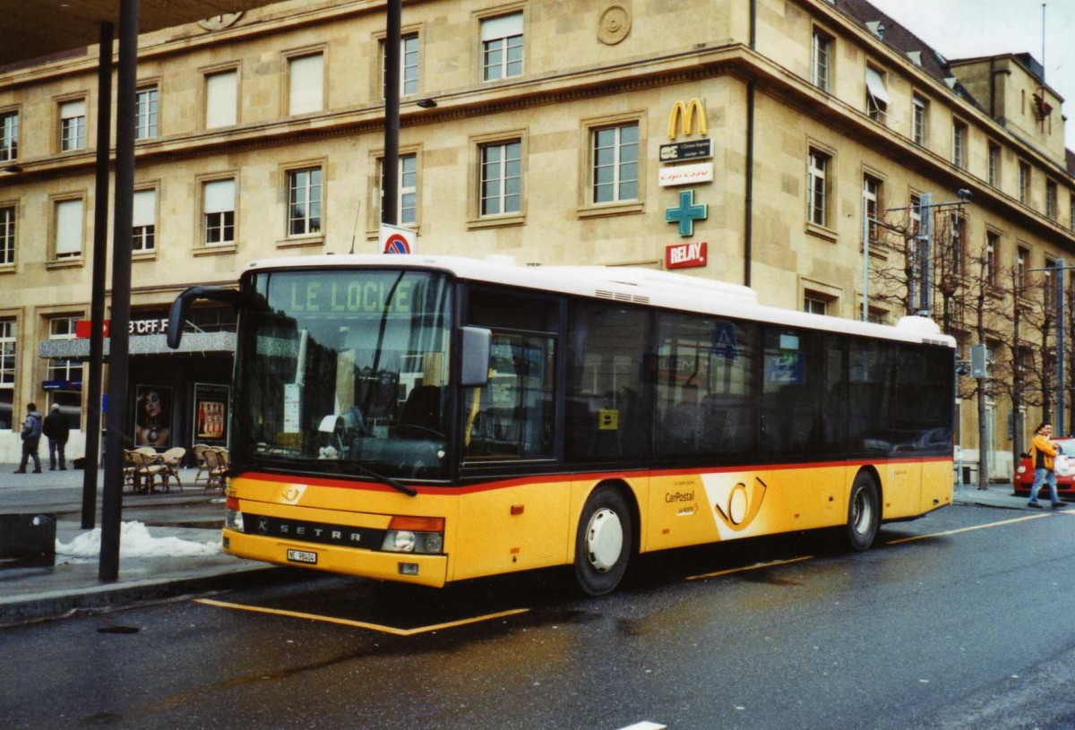 (123'409) - CarPostal Ouest - NE 98'404 - Setra am 23. Dezember 2009 beim Bahnhof Neuchtel