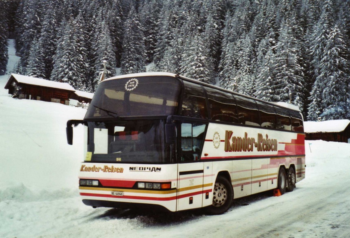 (123'726) - Kander-Reisen, Frutigen - Nr. 5/BE 44'948 - Neoplan am 9. Januar 2010 in Adelboden, Unter dem Birg