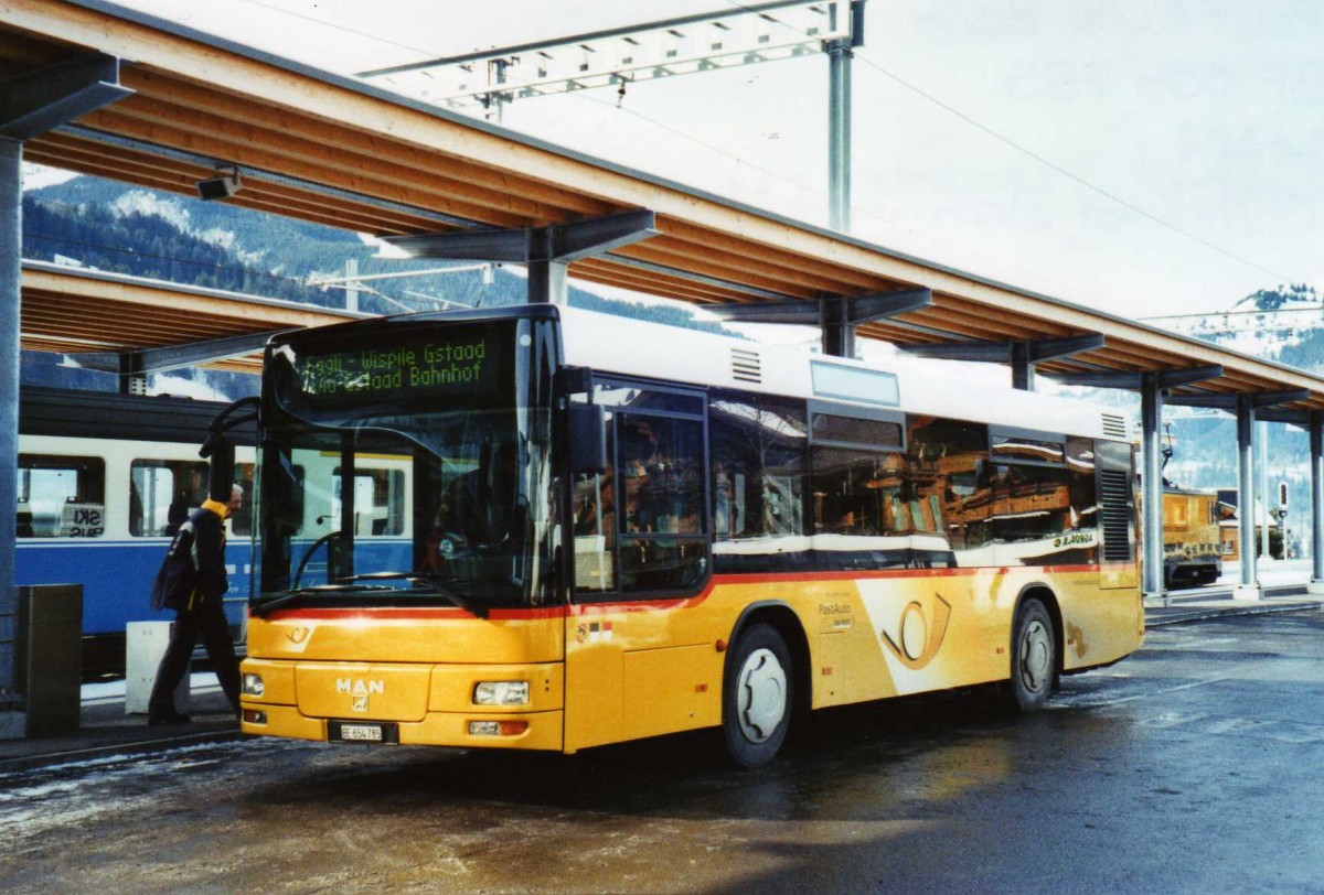 (124'237) - PostAuto Bern - BE 654'785 - MAN (ex ASKA Aeschi Nr. 5) am 24. Januar 2010 beim Bahnhof Gstaad