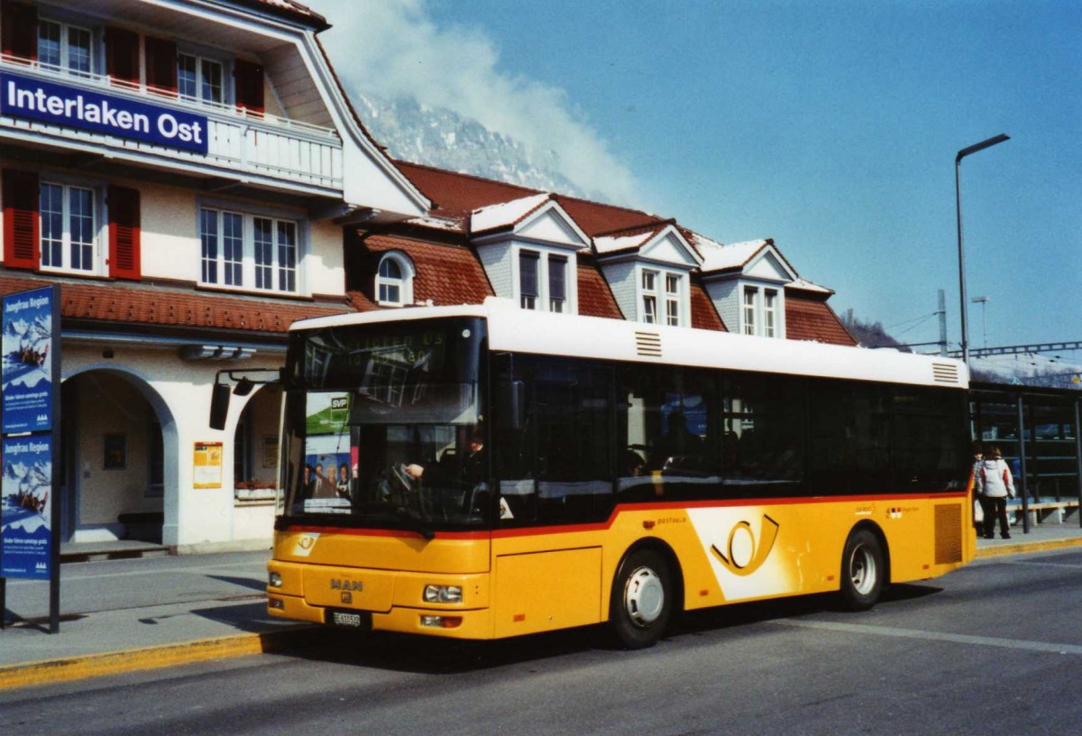 (124'604) - PostAuto Bern - BE 610'532 - MAN/Gppel (ex P 23'033) am 8. Mrz 2010 beim Bahnhof Interlaken Ost