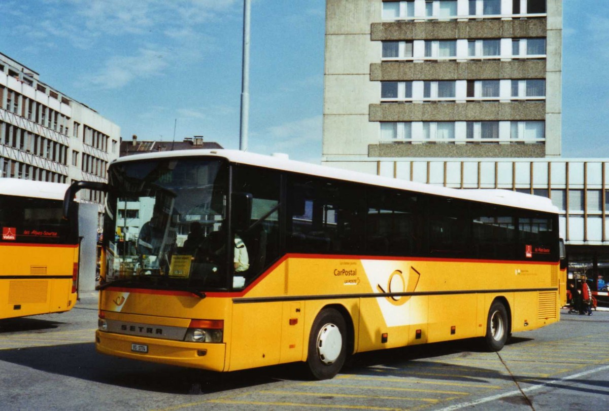 (124'713) - Constantin, Arbaz - VS 1774 - Setra am 9. Mrz 2010 beim Bahnhof Sion