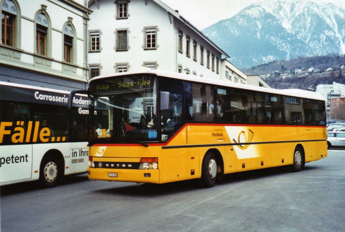 (124'731) - PostAuto Wallis - VS 243'889 - Setra (ex P 26'028) am 9. Mrz 2010 beim Bahnhof Brig