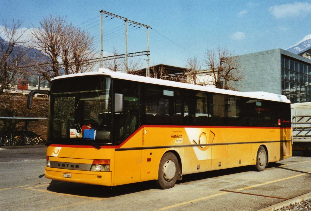 (124'827) - PostAuto Wallis - VS 245'885 - Setra am 12. Mrz 2010 beim Bahnhof Brig