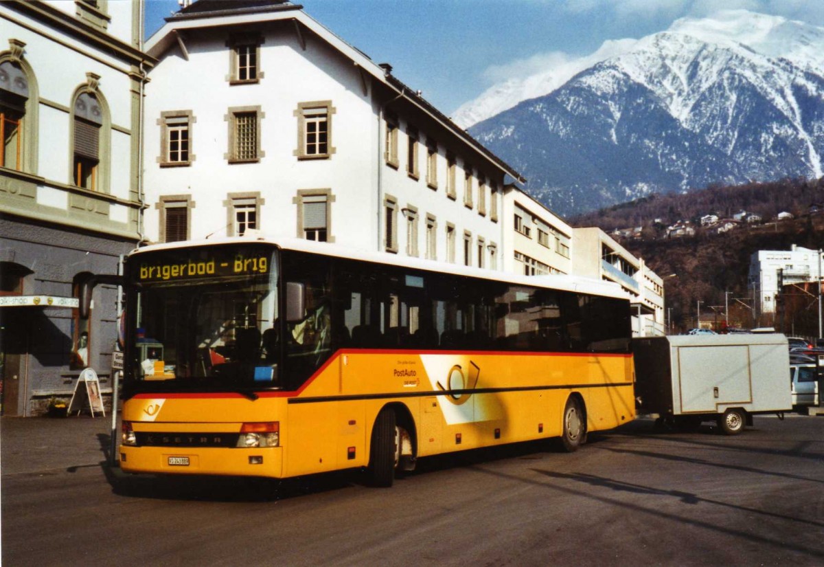 (124'902) - PostAuto Wallis - VS 243'889 - Setra (ex P 26'028) am 12. Mrz 2010 beim Bahnhof Brig