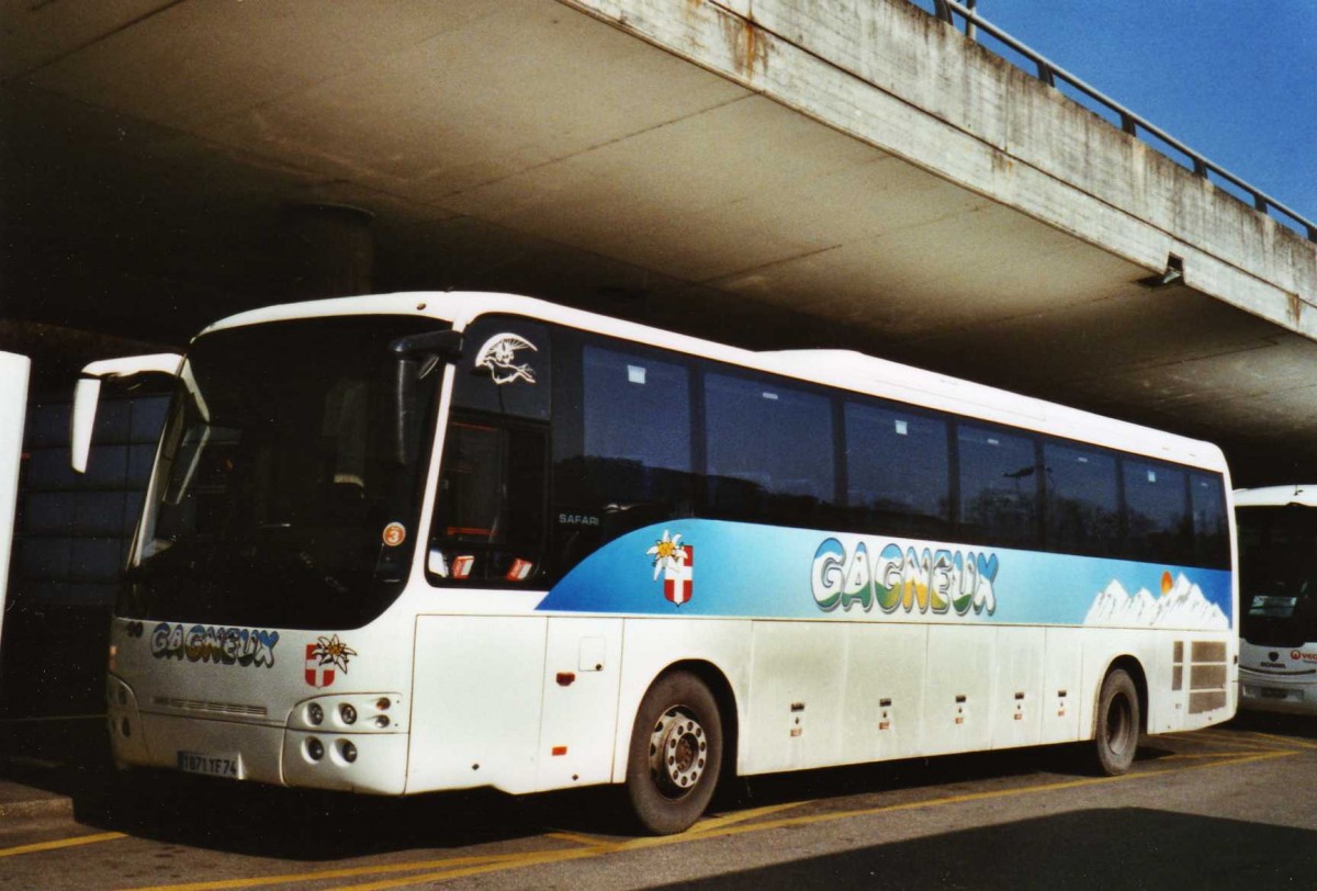 (124'915) - Aus Frankreich: Gagneux, Valle d'Abondance -1871 YF 74 - Temsa am 13. Mrz 2010 in Genve, Aroport