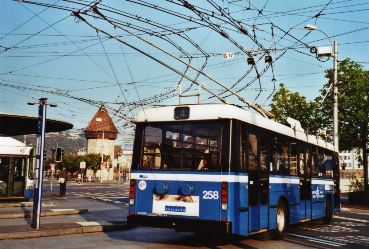 (125'531) - VBL Luzern - Nr. 258 - NAW/R&J-Hess Trolleybus am 24. April 2010 beim Bahnhof Luzern