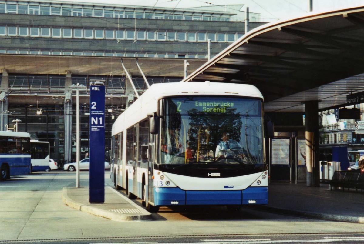 (125'536) - VBL Luzern - Nr. 213 - Hess/Hess Gelenktrolleybus am 24. April 2010 beim Bahnhof Luzern