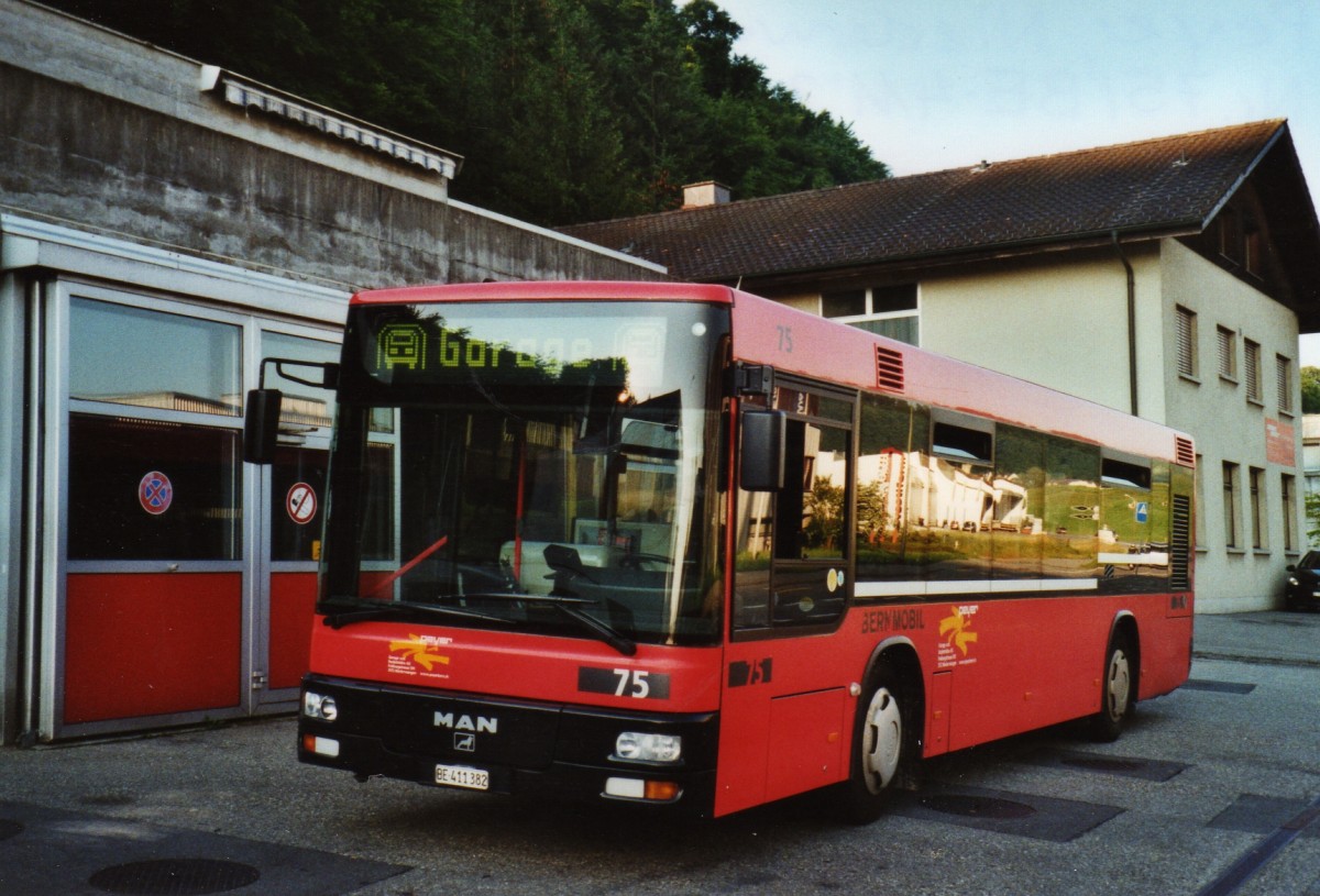 (127'330) - Peyer, Niederwangen - Nr. 75/BE 411'382 - MAN/Gppel am 28. Juni 2010 in Niederwangen, Garage