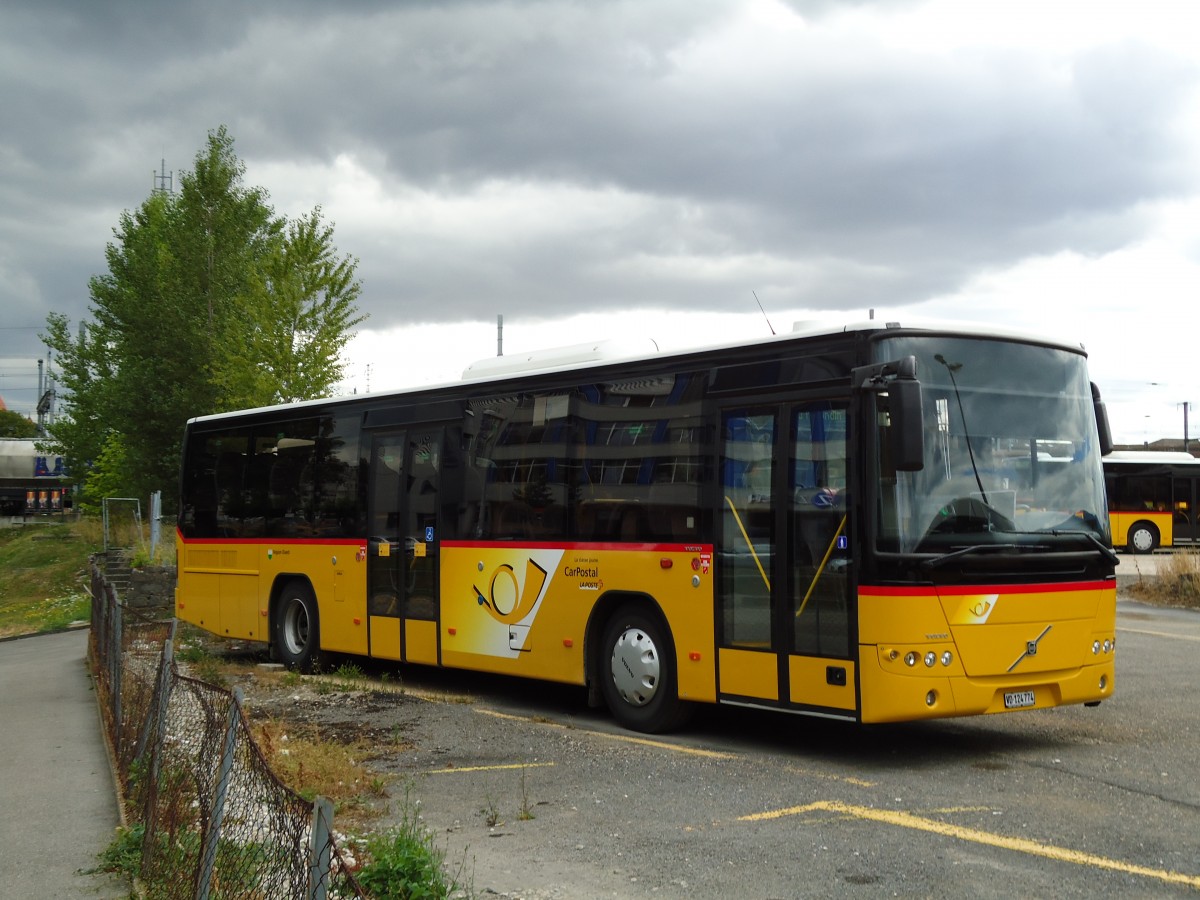 (128'098) - CarPostal Ouest - VD 124'774 - Volvo am 26. Juli 2010 in Yverdon, Garage