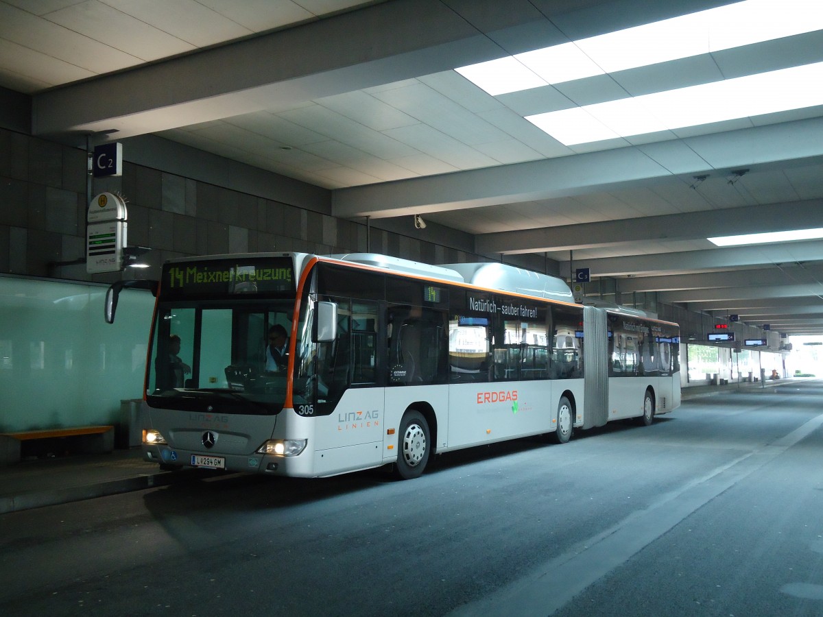 (128'347) - Linz Linien - Nr. 305/L 294 GM - Mercedes am 8. August 2010 beim Bahnhof Linz