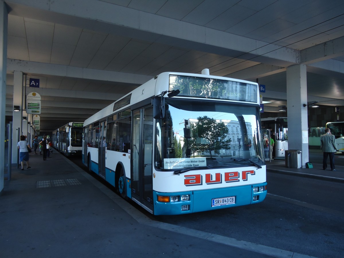 (128'540) - Auer, Steyr - SR 843 CB - Volvo am 10. August 2010 beim Bahnhof Linz