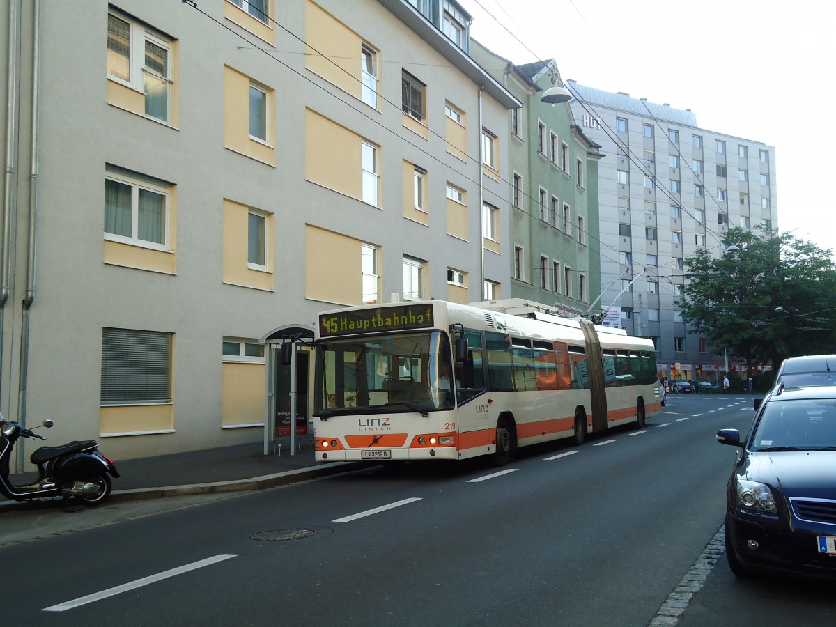 (128'576) - Linz Linien - Nr. 219/L 3219 B - Volvo Gelenktrolleybus am 10. August 2010 in Linz, Karl Wiser Strasse