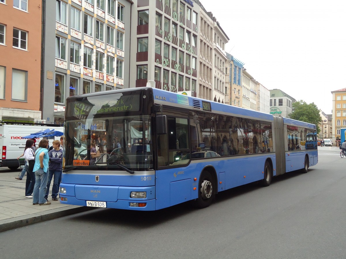 (128'598) - MVG Mnchen - Nr. 5015/M-VB 5015 - MAN am 11. August 2010 in Mnchen, Marienplatz 