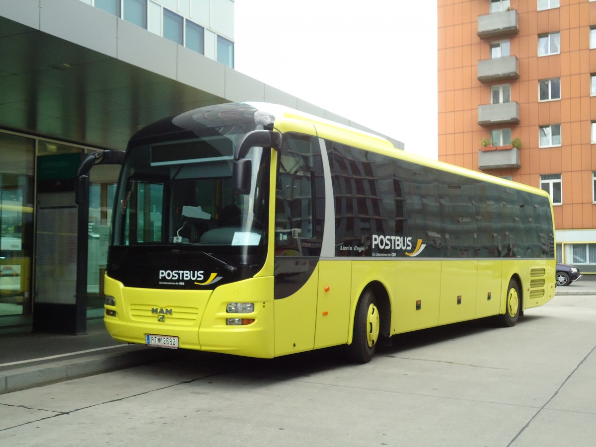 (128'622) - PostBus - PT 12'582 - MAN am 11. August 2010 beim Bahnhof Innsbruck