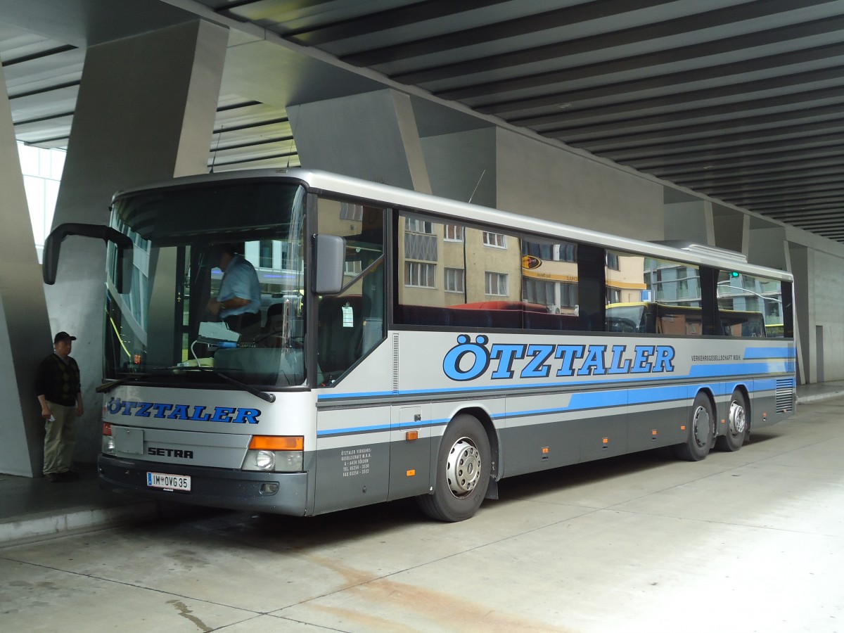 (128'629) - VG Slden - IM OVG 35 - Setra am 11. August 2010 beim Bahnhof Innsbruck