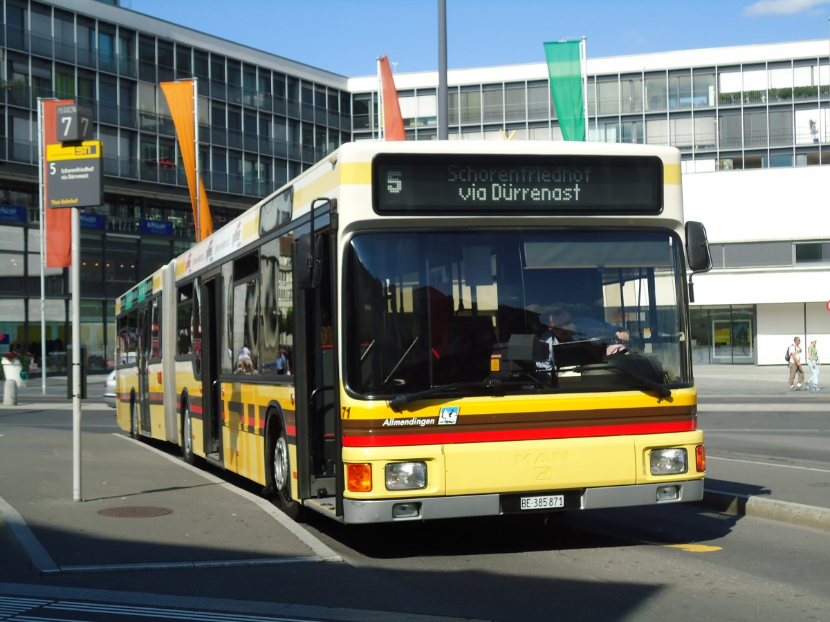 (129'307) - STI Thun - Nr. 71/BE 385'871 - MAN am 4. September 2010 beim Bahnhof Thun