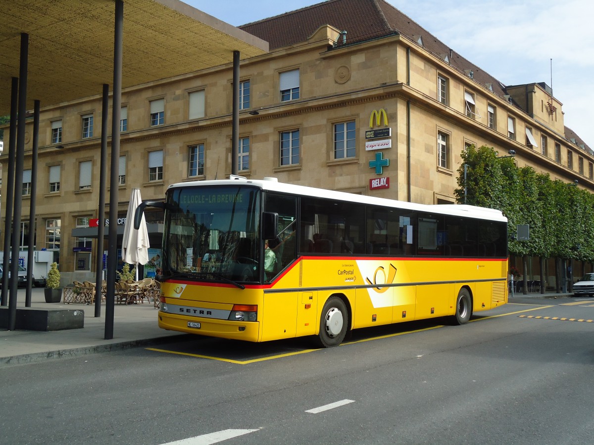 (129'523) - CarPostal Ouest - NE 56'425 - Setra (ex JU 29'866) am 6. September 2010 beim Bahnhof Neuchtel