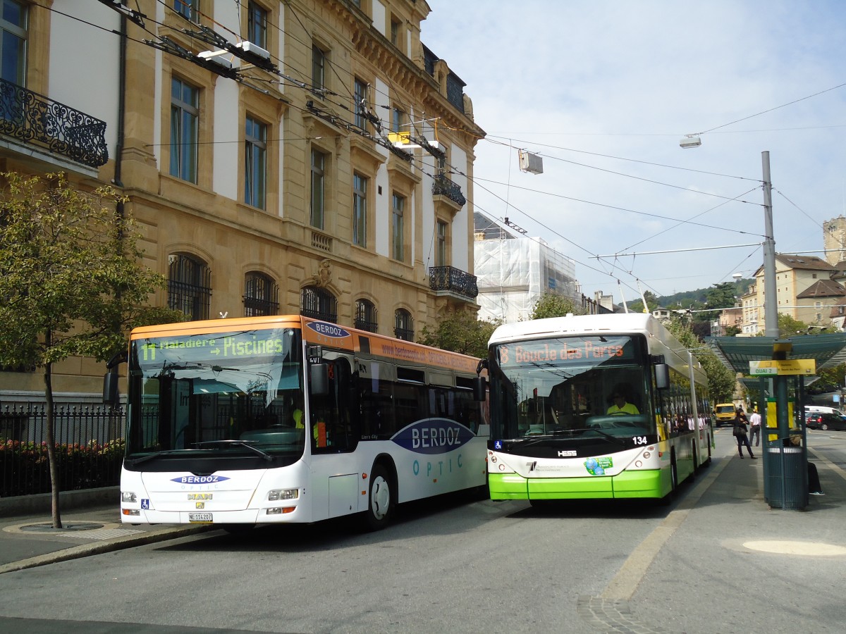 (129'537) - TN Neuchtel - Nr. 207/NE 114'207 - MAN + Nr. 134 - Hess/Hess Gelenktrolleybus am 6. September 2010 in Neuchtel, Place Pury