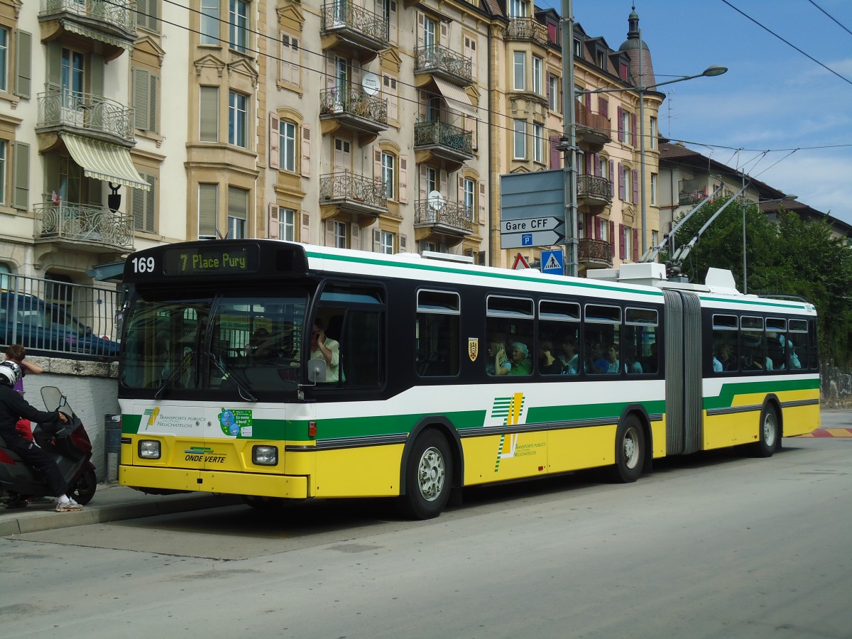 (129'578) - TN Neuchtel - Nr. 169 - FBW/Hess Gelenktrolleybus am 6. September 2010 beim Bahnhof Neuchtel