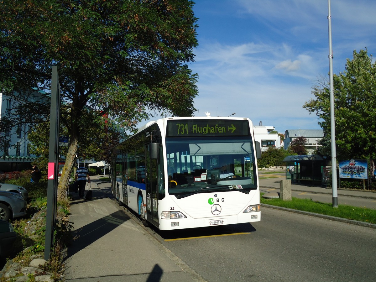 (129'685) - Maag, Kloten - Nr. 32/ZH 590'932 - Mercedes am 12. September 2010 in Kloten, Breitistrasse/SBB