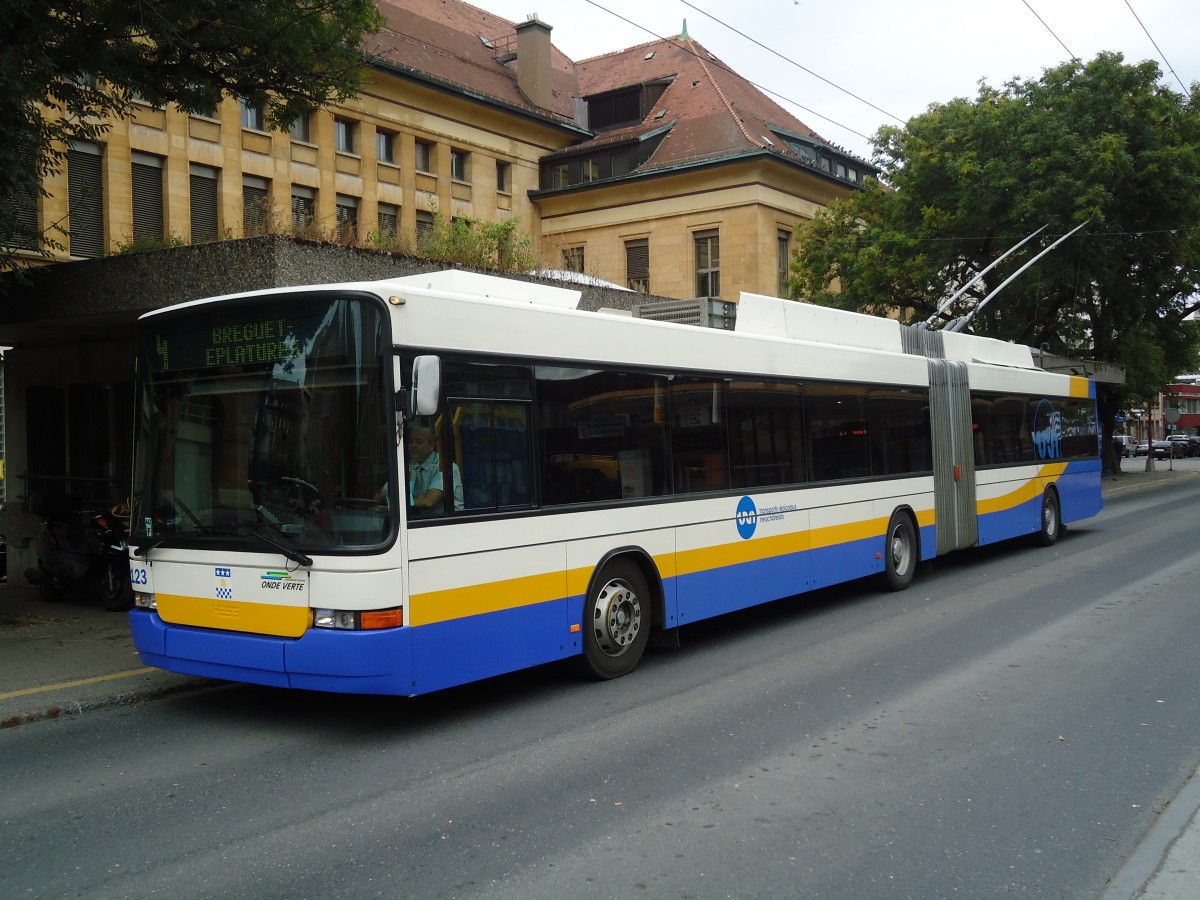 (130'180) - TC La Chaux-de-Fonds - Nr. 123 - NAW/Hess Gelenktrolleybus am 4. Oktober 2010 beim Bahnhof La Chaux-de-Fonds