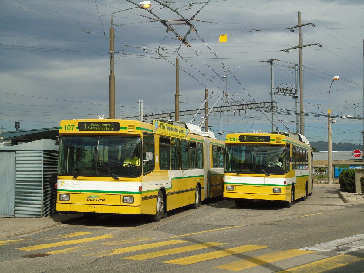 (130'235) - TN Neuchtel - Nr. 107 + Nr. 120 - NAW/Hess Gelenktrolleybusse am 4. Oktober 2010 beim Bahnhof Marin