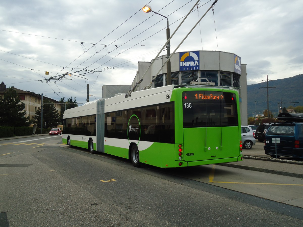 (130'256) - TN Neuchtel - Nr. 136 - Hess/Hess Gelenktrolleybus am 4. Oktober 2010 beim Bahnhof Marin