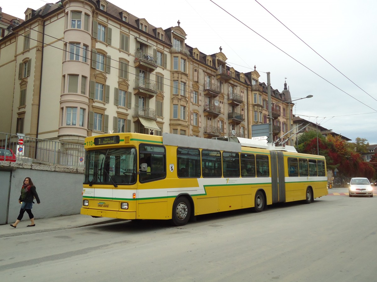 (130'264) - TN Neuchtel - Nr. 110 - NAW/Hess Gelenktrolleybus am 4. Oktober 2010 beim Bahnhof Neuchtel